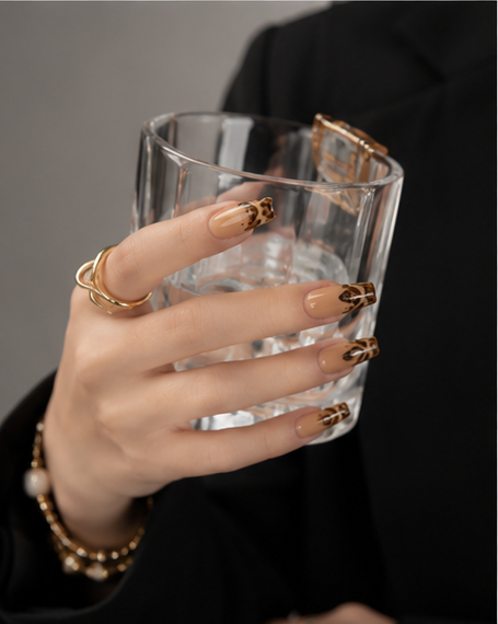 split_nail_pose_4